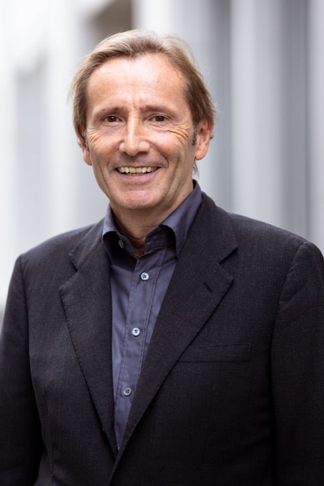 Christian Abegglen – Porträt im dunklen Sakko